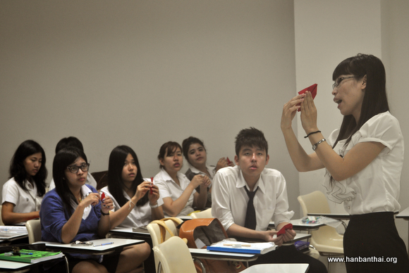 普吉孔子学院端午节课堂活动2.jpg
