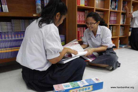 素叻皮他耶中学学生在普吉孔院文化中心阅读教材.JPG