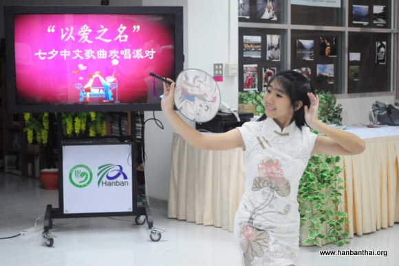官佳佳表演中国风舞蹈.JPG