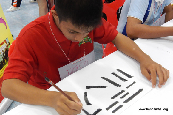 泰国学生聚精会神写中国书法.jpg