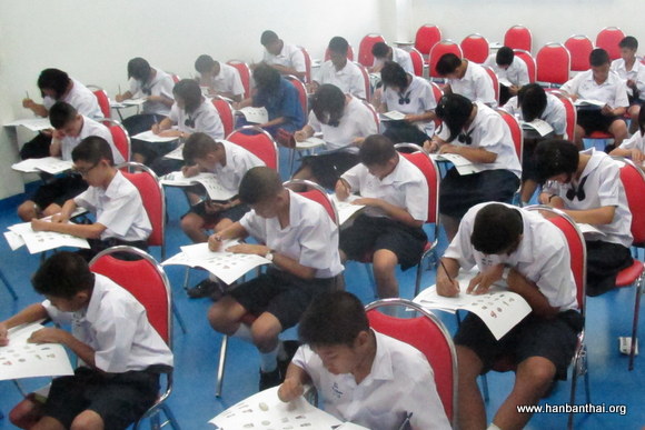 学生紧张考试中.JPG