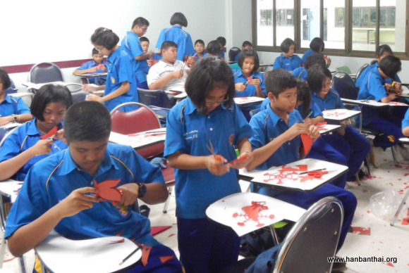 学生在兴致勃勃剪纸中.JPG