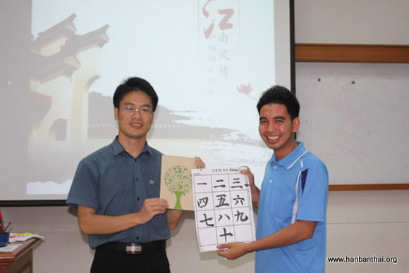教师为优秀学生颁奖.jpg