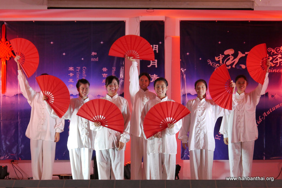 泰国学生带来的太极表演.jpg