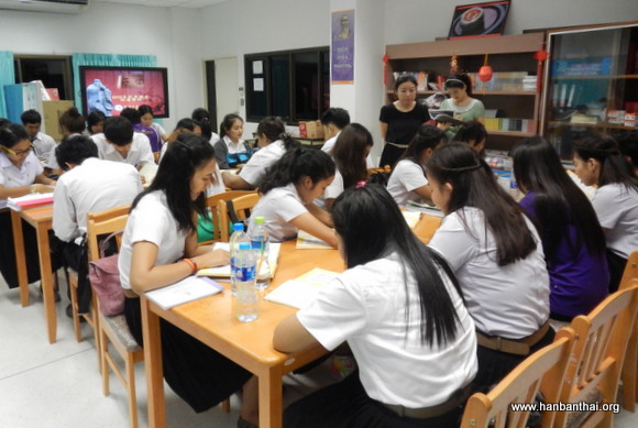 学生在认真学习《子曰》内容.JPG