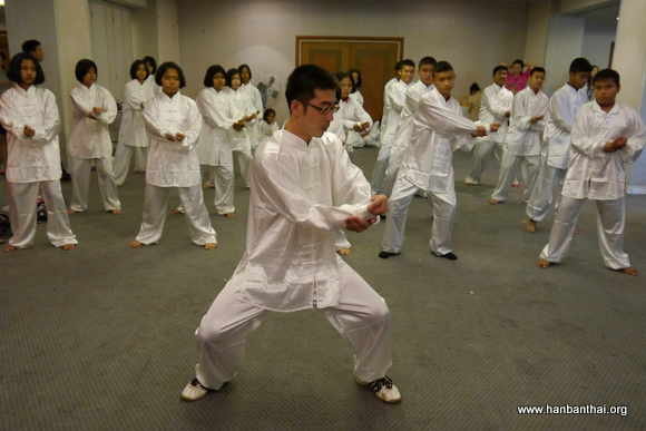 老师在教授学生太极拳.jpg