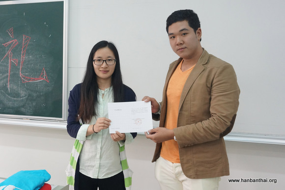 上海大学韩老师为学生颁发结业证书.JPG