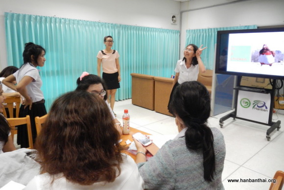 学生积极进行游戏.JPG