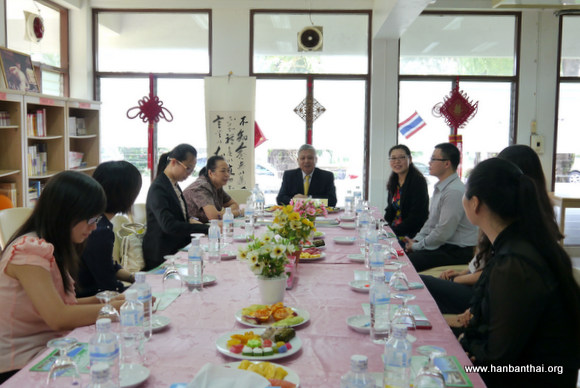 2013年11月15日陈永山和普吉孔院教师会谈.jpg