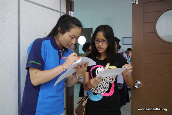 监考老师认真核对学生信息.jpg