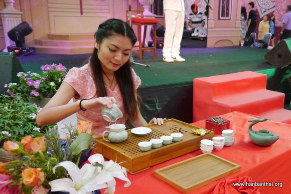 普吉孔院老师表演中国传统茶艺.jpg