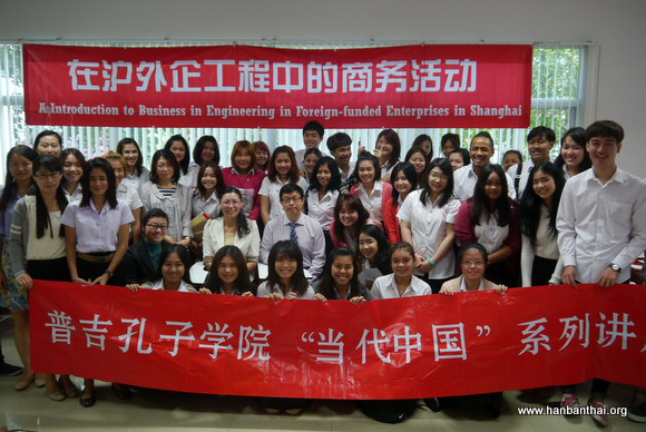 泰国师生和任老师合影留念.jpg
