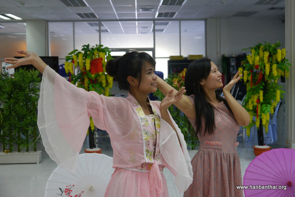 普吉孔院老师进行动作指导.jpg