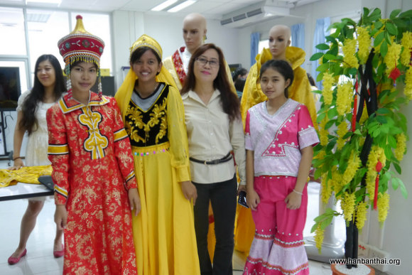 学生身着民族服饰和老师合影.jpg