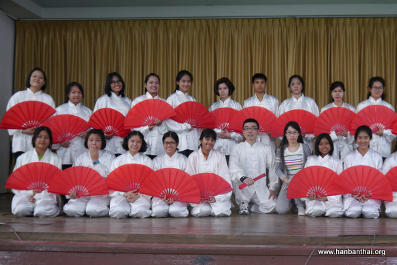 身着太极服的学生和老师合影.jpg
