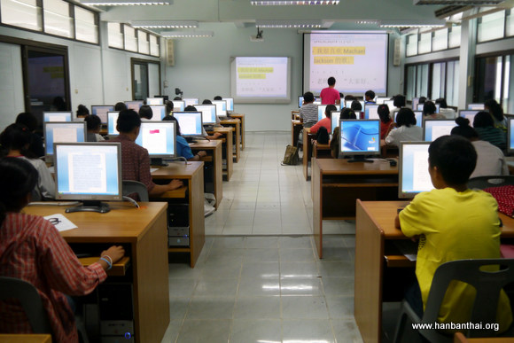 学生们在认真练习汉字输入.jpg
