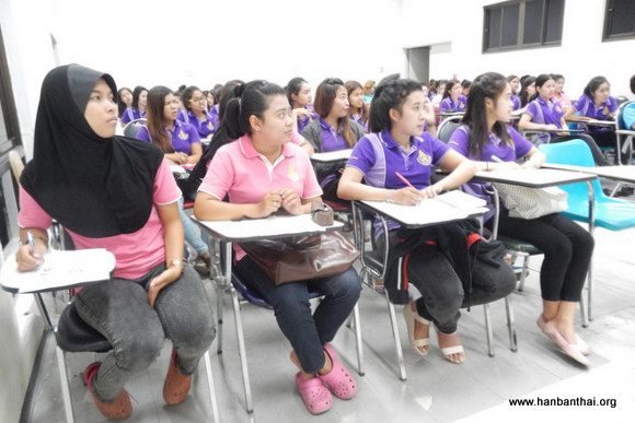 学生对HSK培训课程很感兴趣.jpg