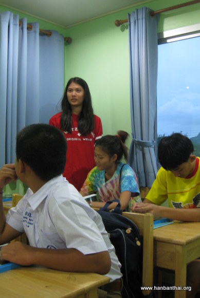 学生踊跃发言.jpg