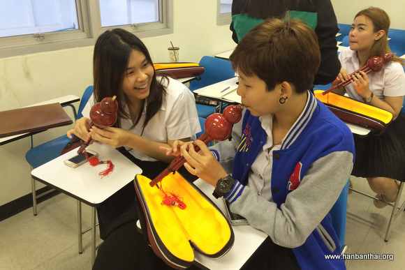 学生在吹奏葫芦丝.jpg