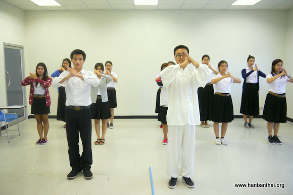 志愿者教师马金伟与泰国学生合影.jpg