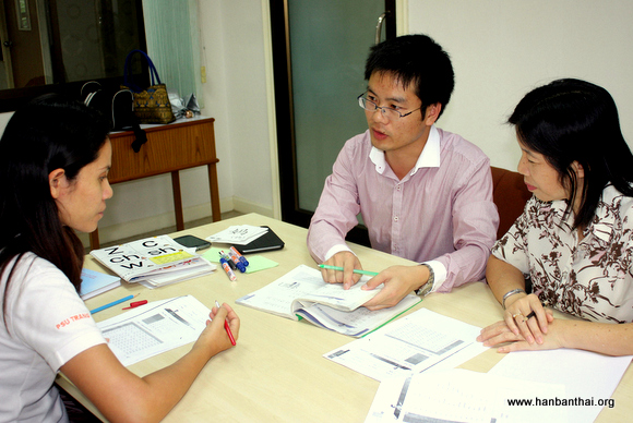 教职工在学习汉语.JPG