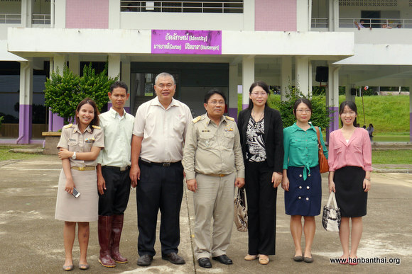 普吉孔院与Kuraburi Chaipattana Pittayakom 学校校长教师合影.jpg