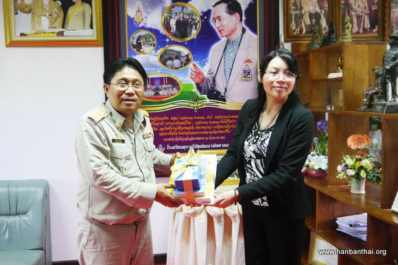 张新玲院长向Mr.Satian Phonyaim校长赠送中文教材.jpg