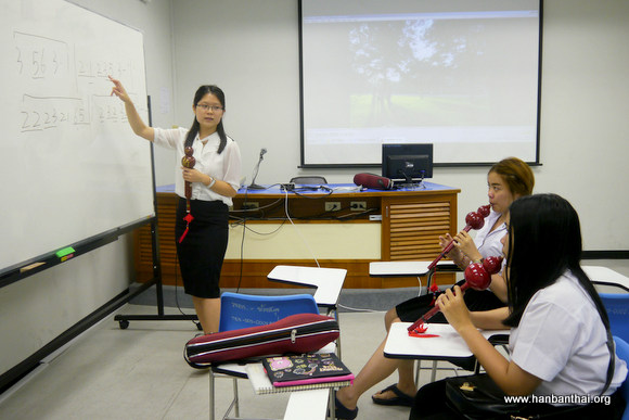 葫芦丝班老师为感兴趣的学生单独教学.jpg