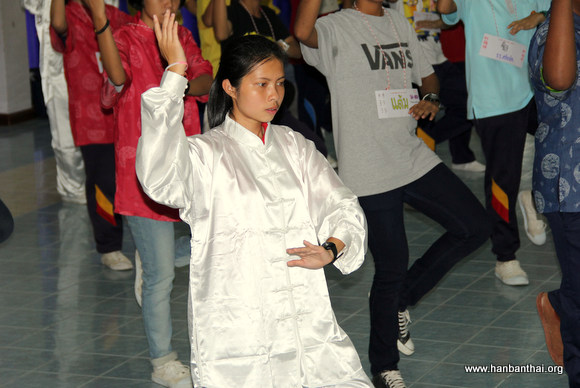 学生认真学习太极拳.jpg