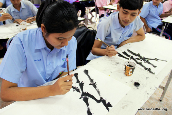 学生饶有兴致地绘画中国水墨竹.jpg