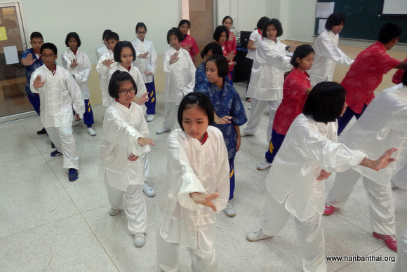 师生同打太极拳.jpg