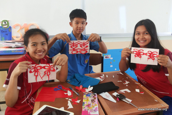 学生展示剪纸作品.jpg