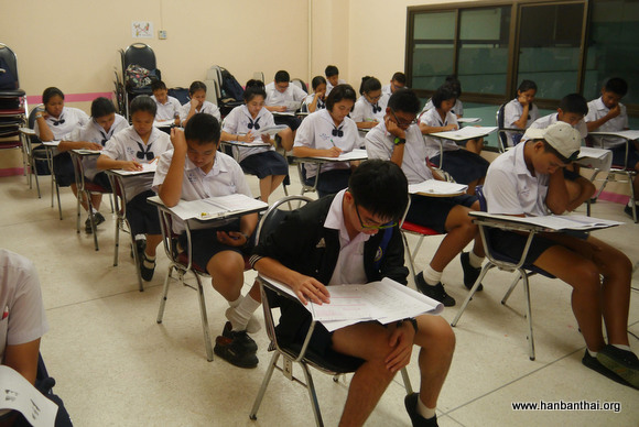 学生正在认真作答.jpg
