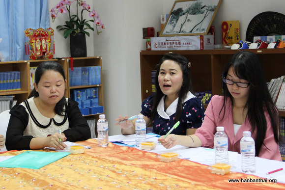 分组讨论现场，泰国老师在发言.jpg