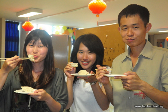包饺子吃饺子感受中国年味儿.JPG
