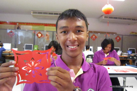 学生展示剪纸作品.JPG