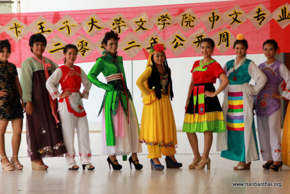 图为学生们的中国民族服装秀.jpg