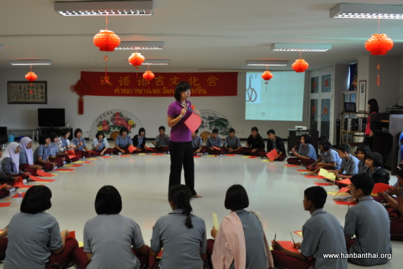 图为学员们在学习剪纸艺术.JPG