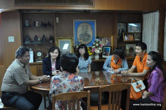 图为马峙院长一行与博达伦中学领导会谈.JPG