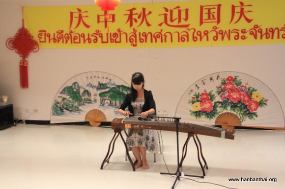 图为志愿者老师在表演古筝独奏.JPG