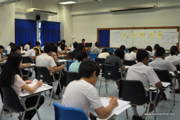 图为考生在认真做听力考试.JPG