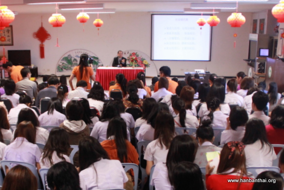 图为学生们在聚精会神地聆听讲座2.JPG