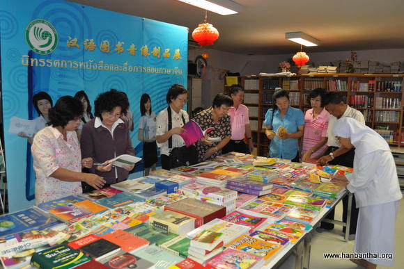 图为学员们在饶有兴趣地翻看图书.JPG