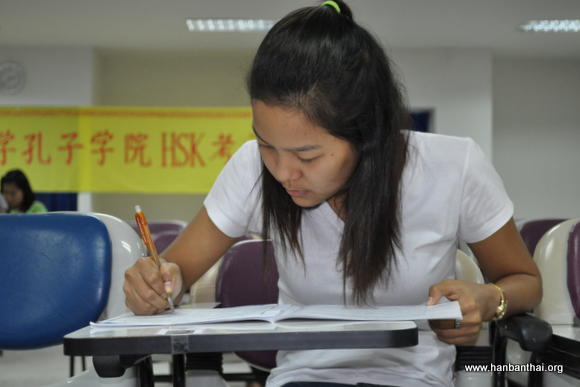 图为考生正在聚精会神地作答HSK考试.JPG