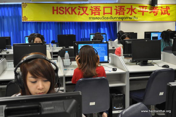 图为考生在认真作答HSKK.JPG