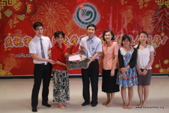 图为合艾汉语中心赠送6周年生日礼物.JPG