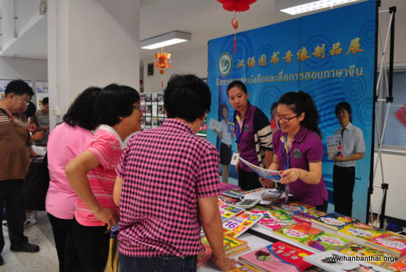 图为老师们参观展出的中文图书.JPG