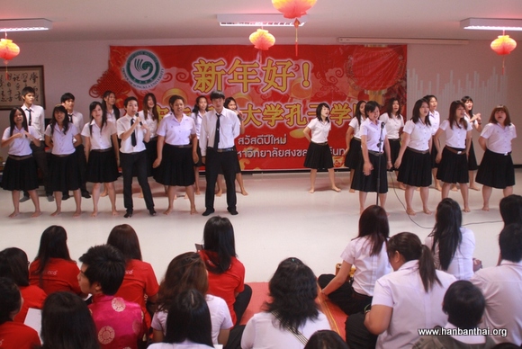 图为合唱《贺新年》.JPG