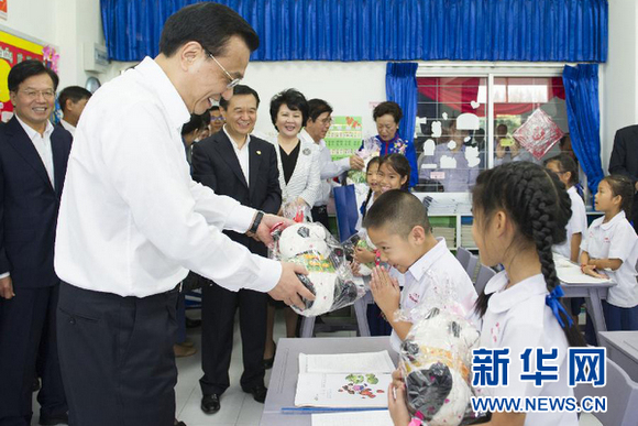 李克强总理向三年级学生赠送熊猫玩具.jpg
