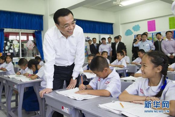 李克强总理同三年级学生交流.jpg